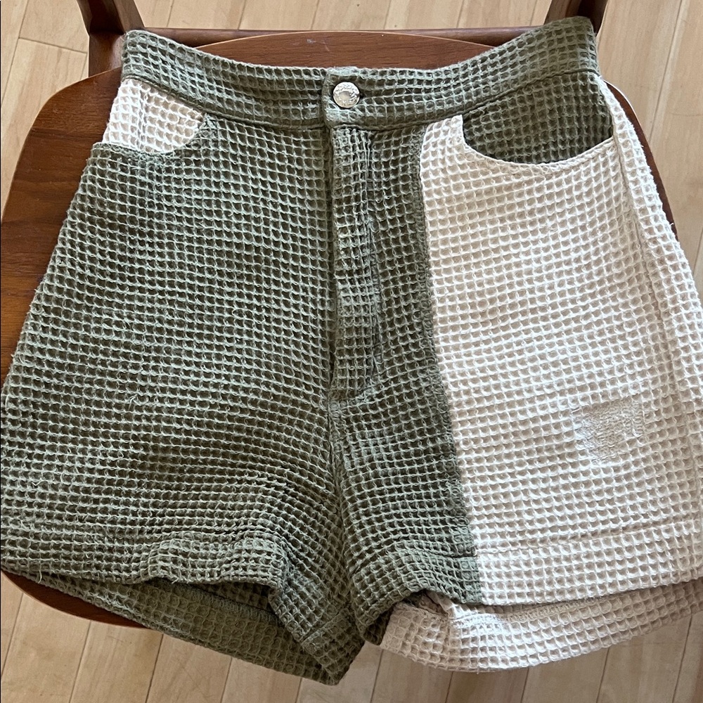 Lisa Says Gah Two-Tone Waffle High-Waist Shorts in Olive & Cream